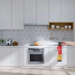 Smartwares Feuerlöschspray 750ml im Einsatz gegen Küchenbrand. Brandschutz für A- und F-Brände.