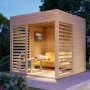 Bertilo Pavillon Garten-Lounge aus Holz, naturbelassen, mit Lounge-Möbeln im Garten.