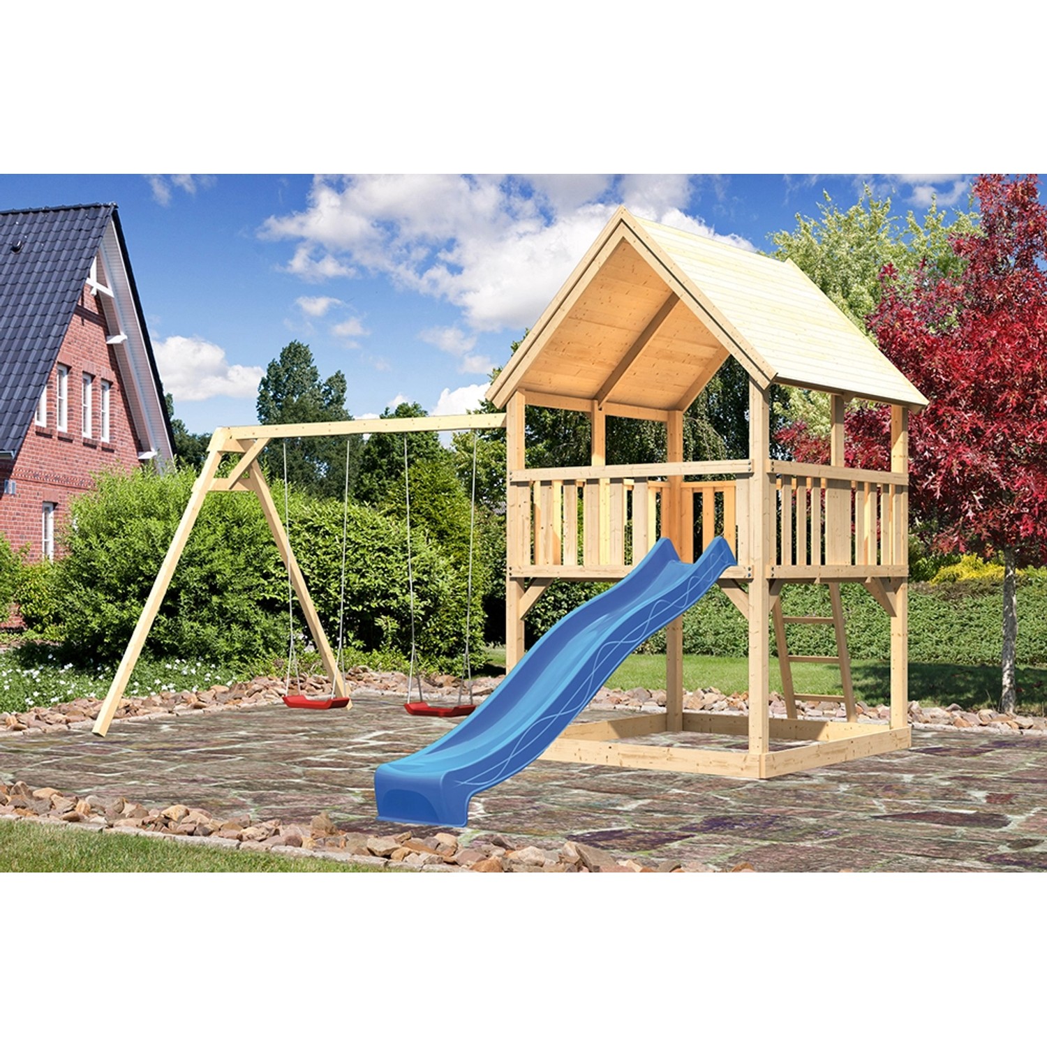 Karibu Spielturm Luis mit Doppelschaukel und blauer Rutsche aus naturbelassener Fichte.