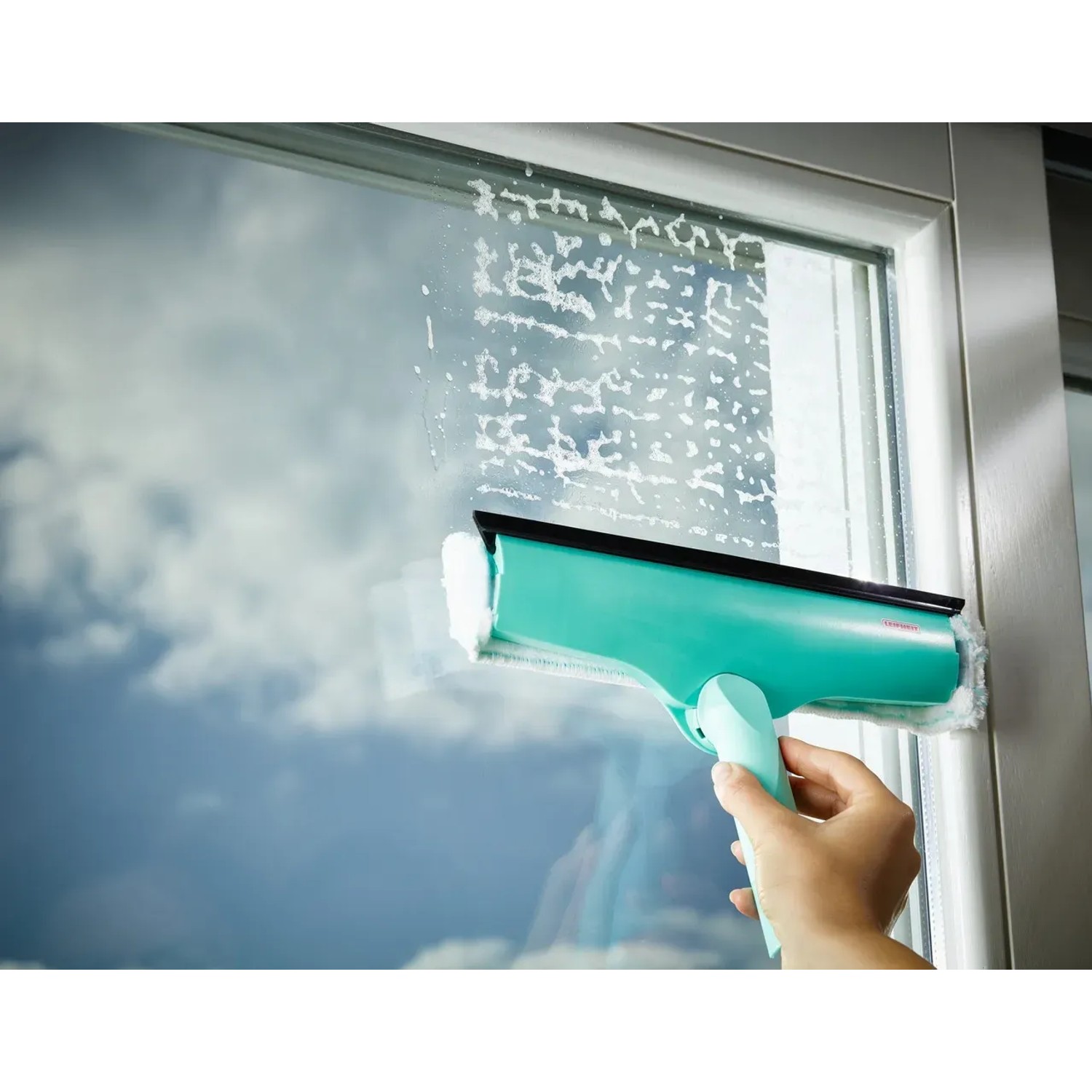 Leifheit Fensterwischer Window & Frame Cleaner L in Aktion beim Fensterputzen.