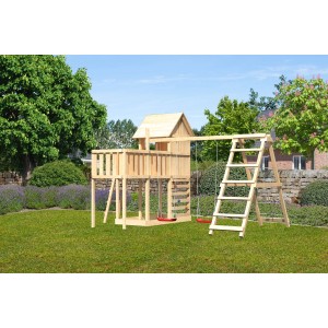 Karibu Stelzenhaus Frieda mit Doppelschaukel, Kletterwand und Leiter im Garten.