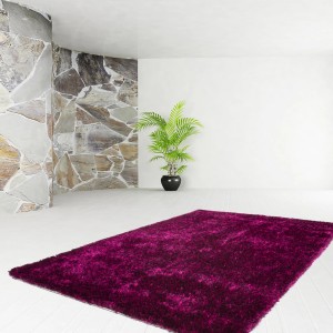 Violett-schwarzer Hochflorteppich Dallas, 80x150 cm, im Raum. Flauschiger Shaggy Teppich.