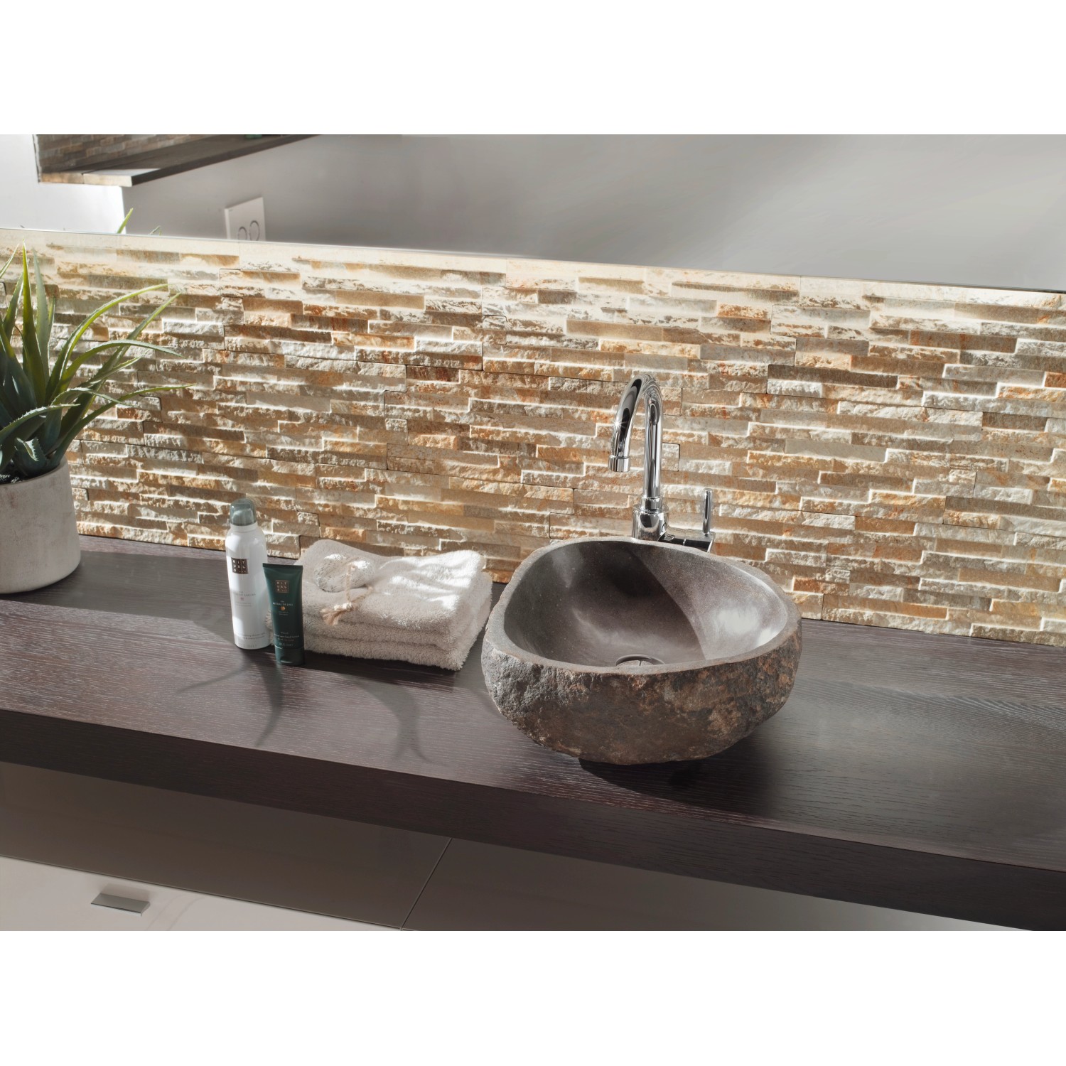 Badezimmer mit Klimex Verblender Feinsteinzeug UltraStrong Firenze 4D in Creme als Wandverkleidung.