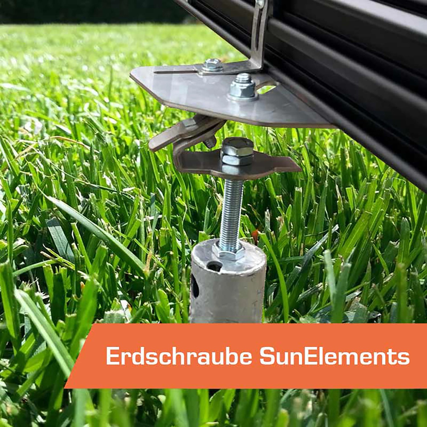 SunElements Erdschraubenfundament im Gras befestigt, Detailaufnahme.