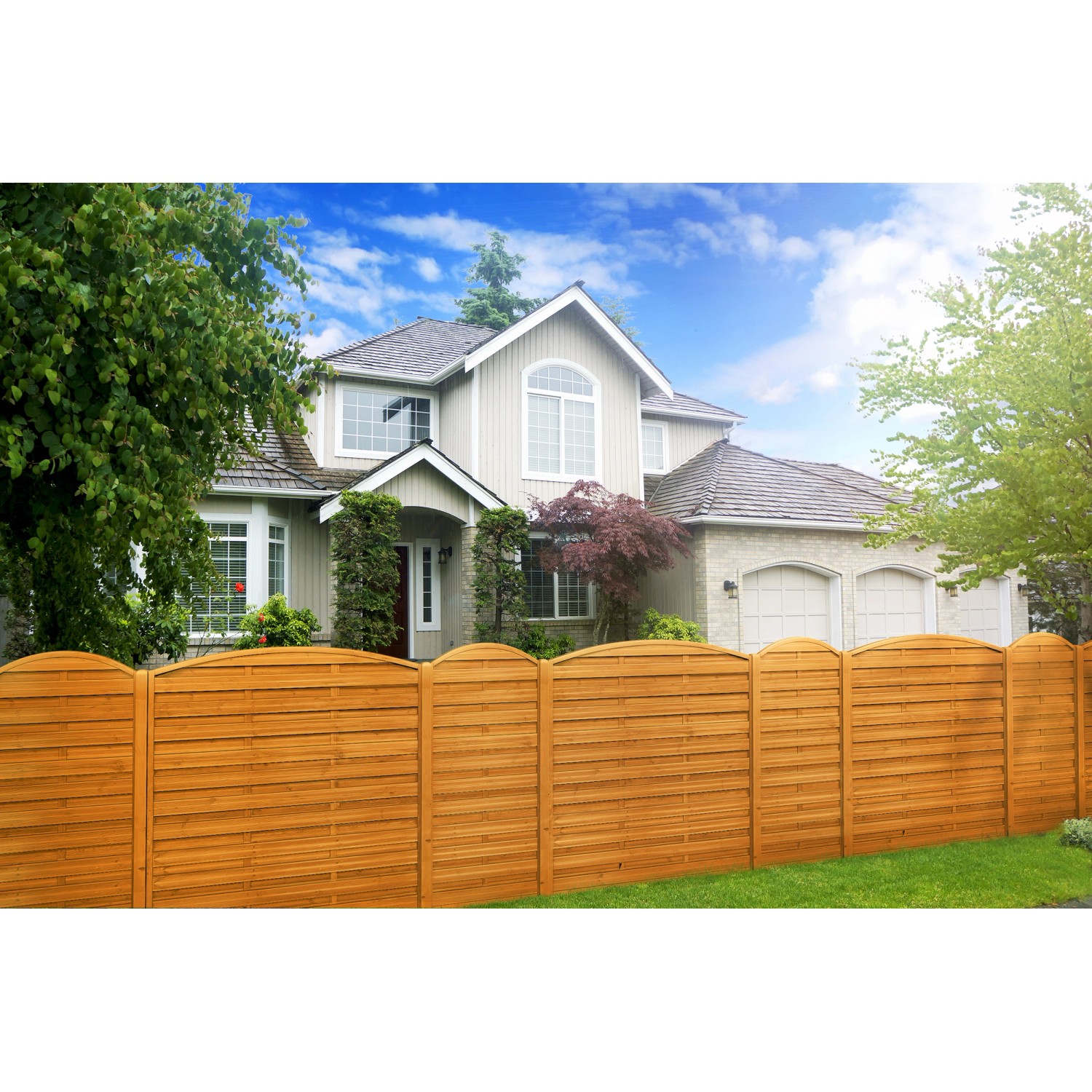 Pinienfarbener Sichtschutzzaun München, 180/195x90 cm, vor einem Haus.