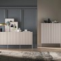 Selsey Sideboard Derriva, dreitürig, in Kaschmir mit gerillten Fronten, auf Metallbeinen in modernem Raum.