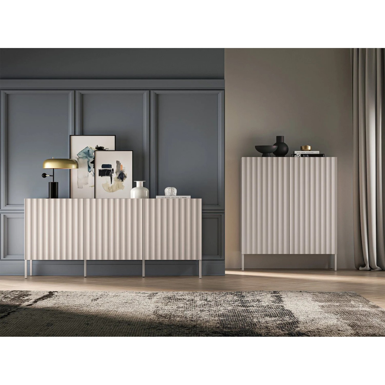 Selsey Sideboard Derriva, dreitürig, in Kaschmir mit gerillten Fronten, auf Metallbeinen in modernem Raum.