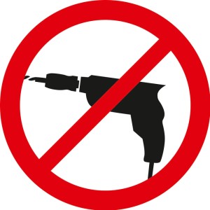 Symbol: Keine Bohrmaschine erforderlich für die Tesa Seifenablage.
