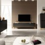 Selsey Sideboard Bemmi 150 cm schwarz mit goldenen Beinen in modernem Wohnzimmer. Elegante Kommode mit Stauraum.