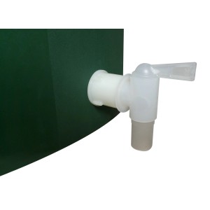 Detailaufnahme: Grüne, eckige Regentonne 300 l mit montiertem, weißen Wasserhahn.