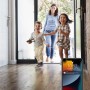 Familie kommt nach Hause, überwacht durch Ezviz Indoor-Überwachungskamera. Benachrichtigung auf Smartphone.