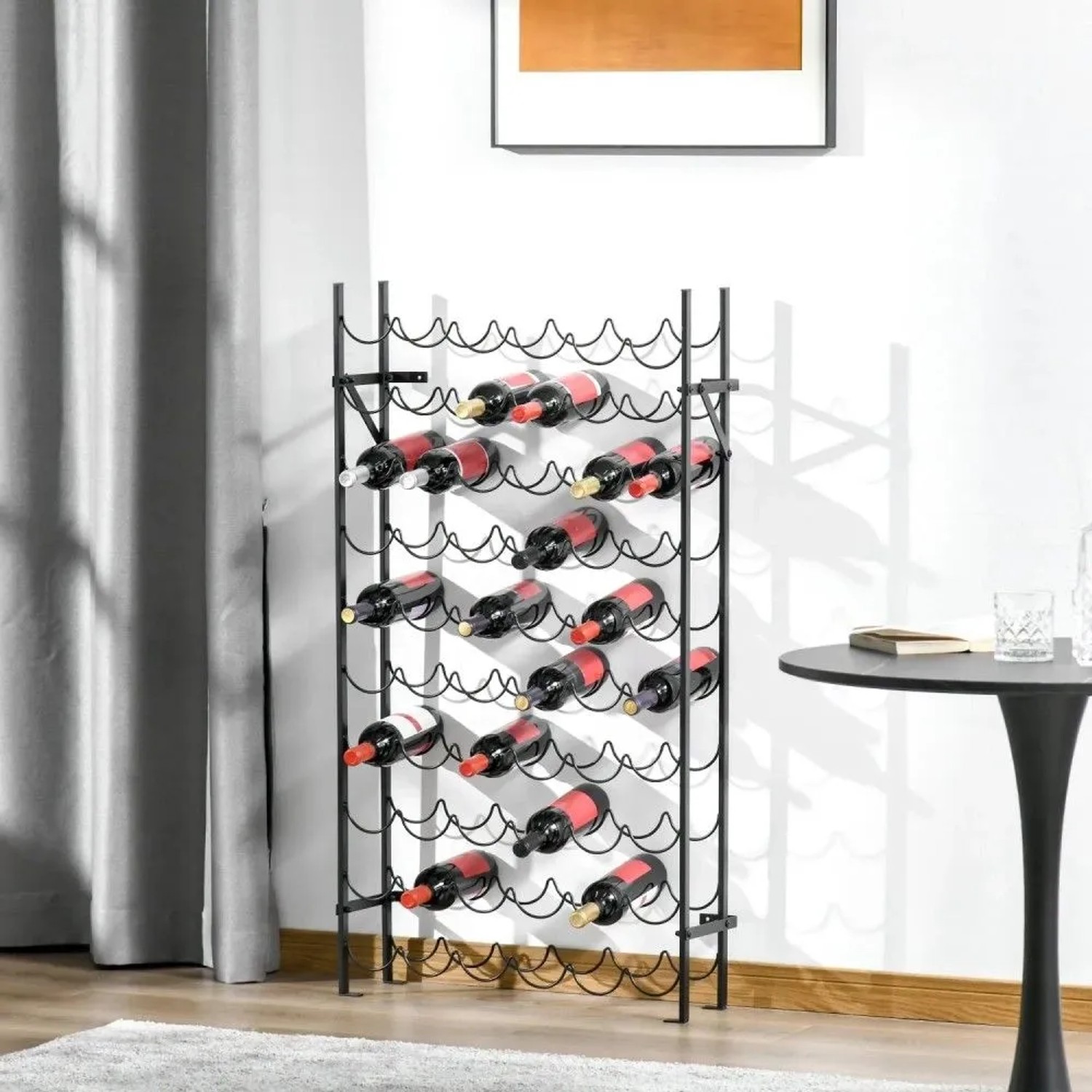 Schwarzes Metall Weinregal für 60 Flaschen mit Wandbefestigung, gefüllt mit Weinflaschen. Modernes Design.