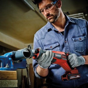 Einhell Akku-Universalsäge TP-AP 18/28 beim Sägen eines Rohrs im Schraubstock.