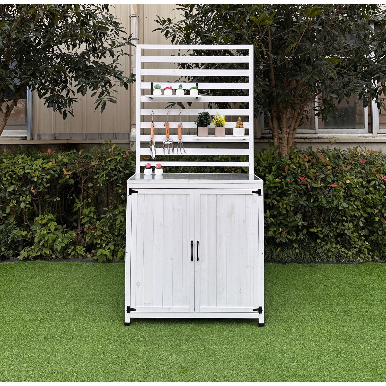 Weißes Leco Gartenregal Thea im Vintage-Look mit Ablageflächen und Schrankraum für Gartengeräte.