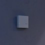 Weißer Steinel Dämmerungsschalter NightmatIQ Plus an Wand montiert. Smarte Leuchte für automatische Beleuchtung.