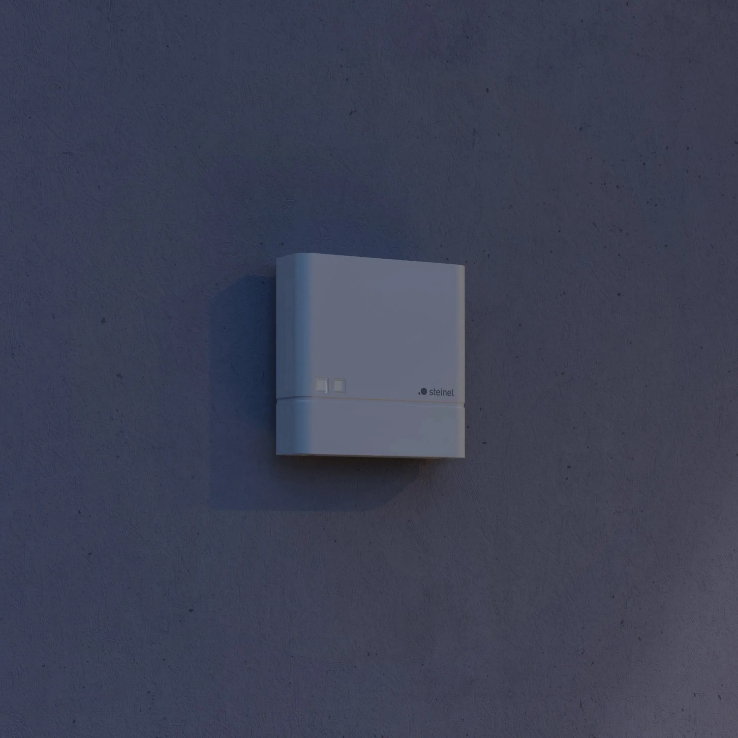 Weißer Steinel Dämmerungsschalter NightmatIQ Plus an Wand montiert. Smarte Leuchte für automatische Beleuchtung.