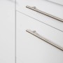 Detailaufnahme: Schubladen der Respekta Premium Küchenzeile in Weiß Hochglanz mit Edelstahlgriffen.