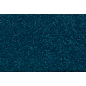 Nahaufnahme: Blauer Teppichboden Bari Aqua als Meterware, 500 cm breit.