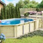 Karibu Holzpool Set mit Sonnenterrasse und Eckterrasse im Garten.