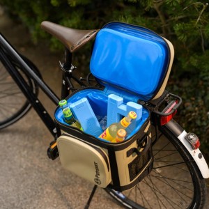 Petromax Kühltasche am Fahrrad mit Fahrradgurt. Ideal für Radtouren und Picknicks.