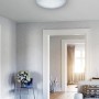 Weiße LED-Deckenleuchte Lukida mit Sternenhimmel-Effekt im Wohnraum.