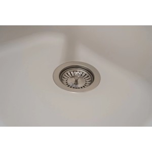 Detailaufnahme: Weiße Respekta Granitspüle Orlando mit Siebkorbventil.