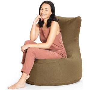 Frau sitzt entspannt im braunen Sitting Point Sessel Outside 300 l. Bequemer Sitzsack für Indoor & Outdoor.