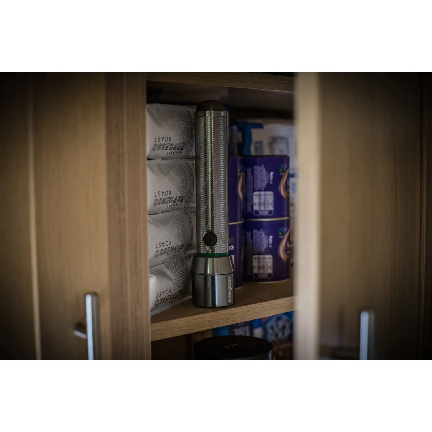 Energizer LED-Taschenlampe Vision HD Rechargeable im Regal, silberfarben.