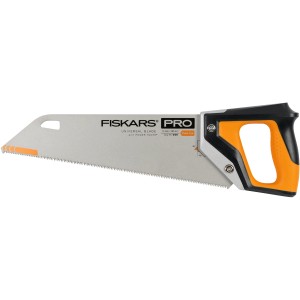 Fiskars Handsäge Pro 38 cm mit Power Tooth Blatt und orange-schwarzem Griff.