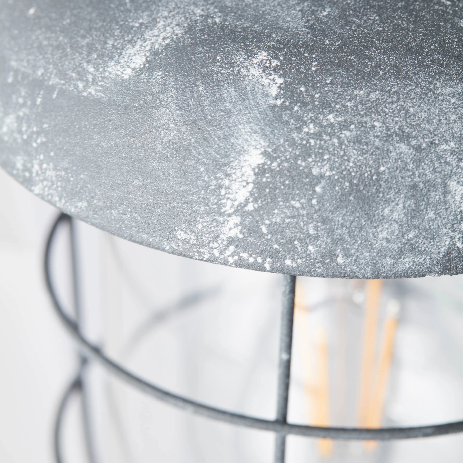 Detailaufnahme: Graue Brilliant Außenwandleuchte Carlisle im Beton-Look mit Glas und Metall.