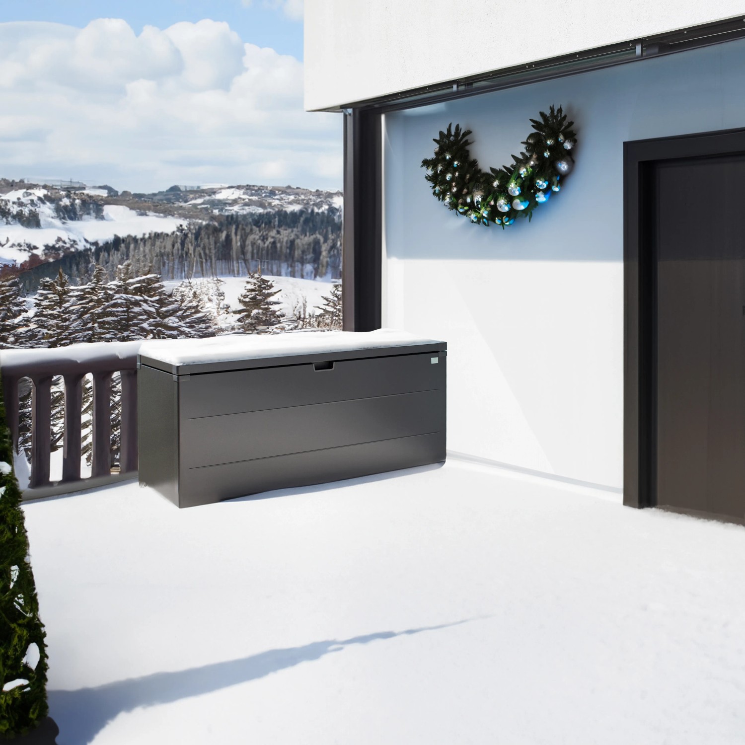 Biohort Stylebox 140, dunkelgrau-metallic, auf schneebedeckter Terrasse. Universalbox für Garten und Balkon.