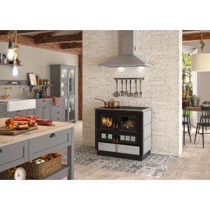 Justus Küchenofen Rustico 90 2.0, Speckstein Schwarz, 7 kW in Landhausküche mit Kochfeld und Backofen.