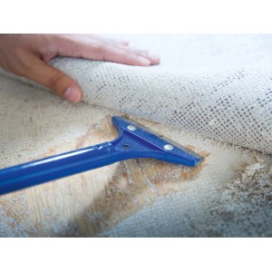 LUX Fenster- und Bodenschaber im Einsatz zum Entfernen von Teppichresten.