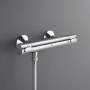 Grohe QuickFix Precision Flow Thermostat-Brausebatterie in Chrom mit Wasserperlen.