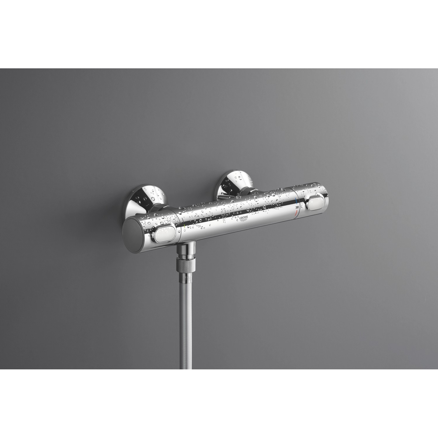 Grohe QuickFix Precision Flow Thermostat-Brausebatterie in Chrom mit Wasserperlen.