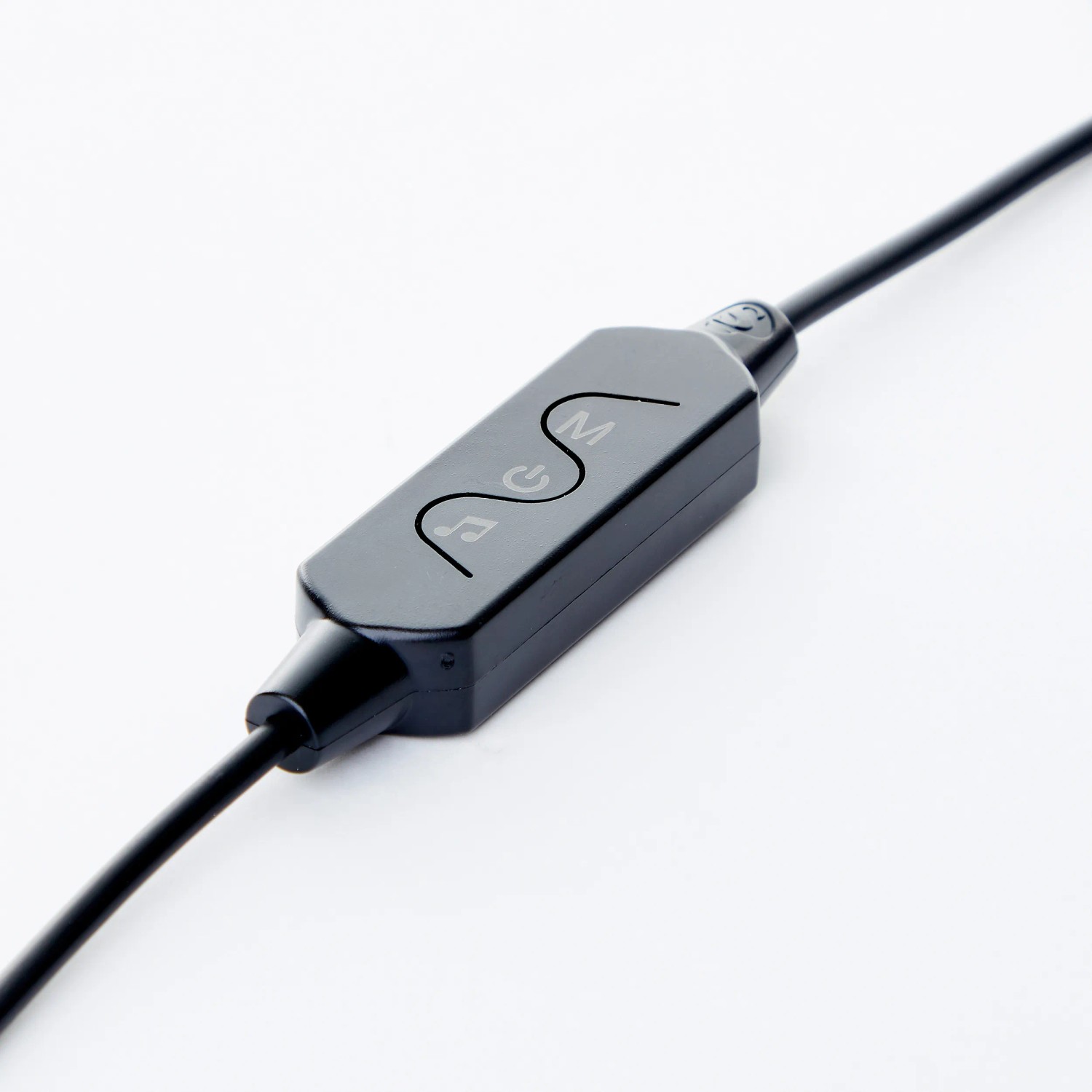 Detailaufnahme der Bedienelemente der Brilliant LED-Tischleuchte Neele in Schwarz.