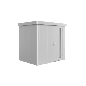 Biohort Metall-Gerätehaus Neo 1B Silber-Metallic mit Standardtür und vertikalem Lichtband. Moderner Geräteschuppen.