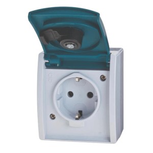 Busch-Jaeger Ocean Aufputz-Steckdose mit Schloss und geöffnetem Klappdeckel in Blau/Grau.