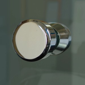 Detailaufnahme: Runder, verchromter Türgriff der Breuer Fara Runddusche mit Schiebetür.