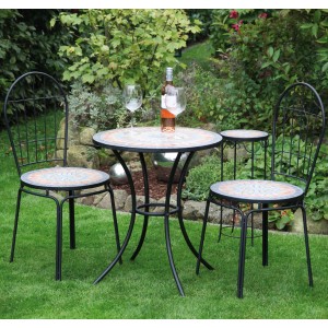 Quadratischer, schwarzer Siena Garden Gartentisch Prato (41x41 cm) mit zwei Stühlen im Garten.