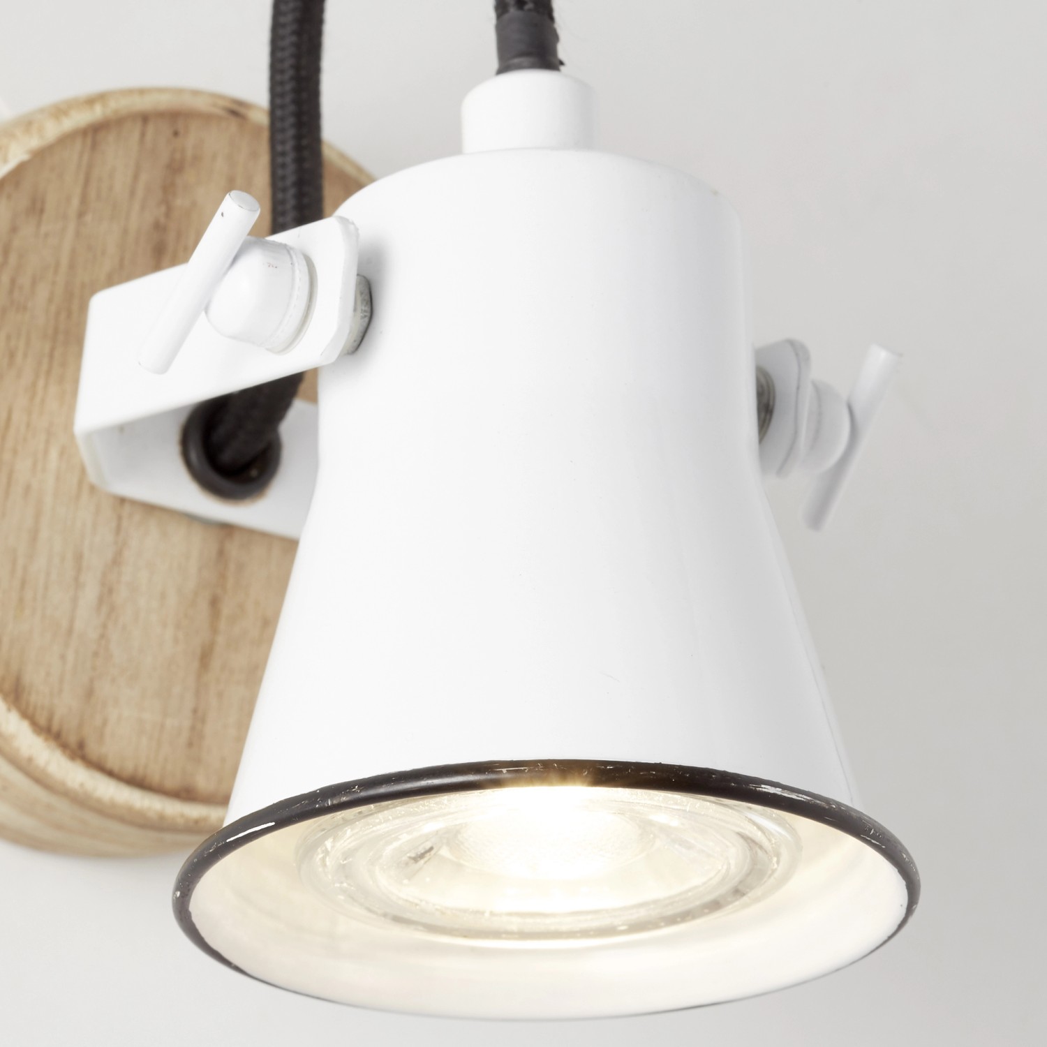 Weiße Brilliant Wandlampe Seed mit Holzdetails, GU10 Fassung. Schwenkbarer Spot im Landhausstil.