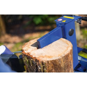LUX Holzspalter HSP-6/2700 A in Aktion: Holz wird gespalten.