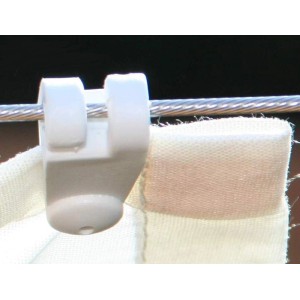 Detailaufnahme: Weißer Laufhaken am Sonnensegel mit Seilspanntechnik.