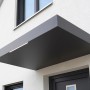 Modernes Gutta Rechteckvordach BS, 160x90 cm, in Anthrazit mit LED-Beleuchtung am Hauseingang.