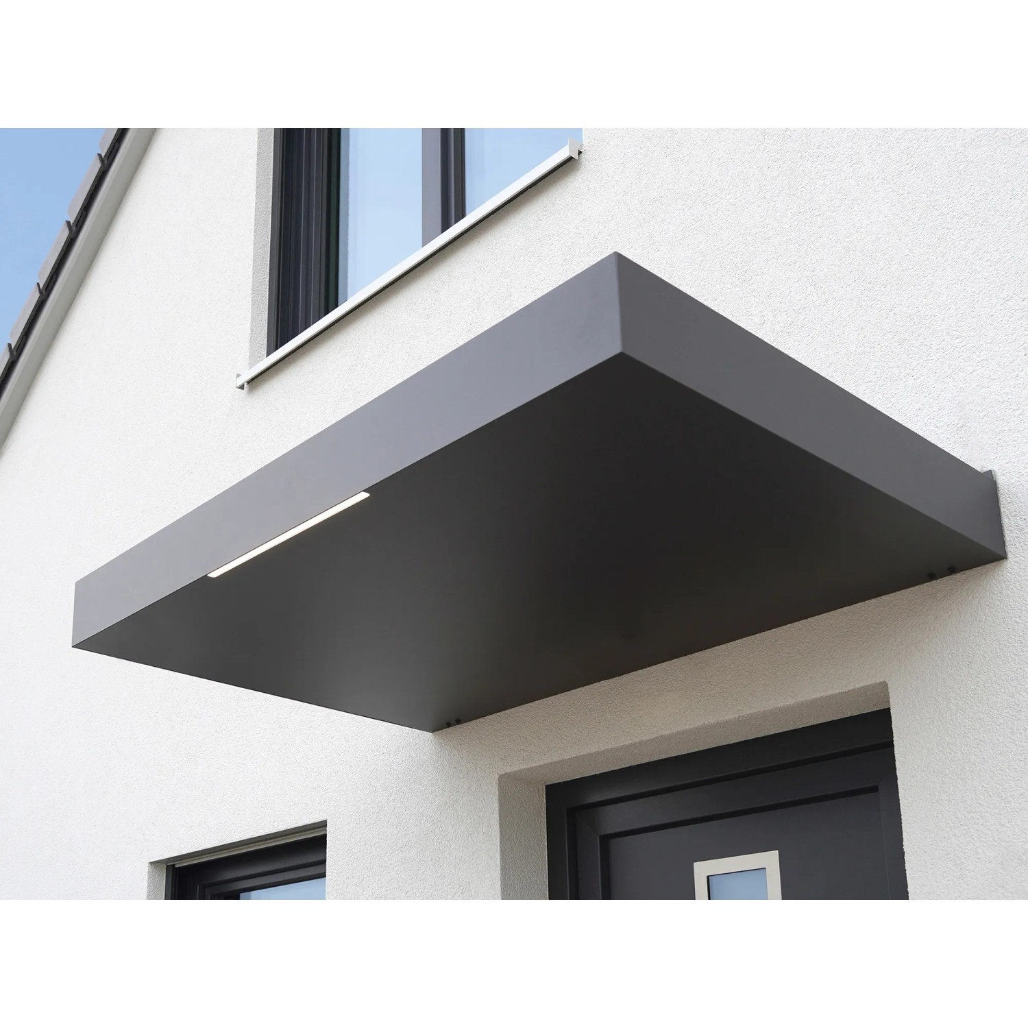 Modernes Gutta Rechteckvordach BS, 160x90 cm, in Anthrazit mit LED-Beleuchtung am Hauseingang.