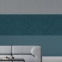 Moderne, dunkelblaue Marburg Vliestapete mit grafischem Muster im Wohnraum.