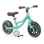Mintfarbenes Globber Go Bike Elite Air Laufrad für Kinder mit 10 Zoll Luftbereifung und höhenverstellbarem Sattel.