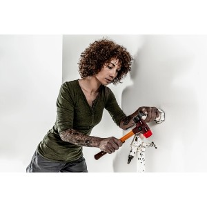 Frau benutzt Halder Schonhammer Gummi/Plastik D 60 mm zum Ausbeulen an einer Wand.