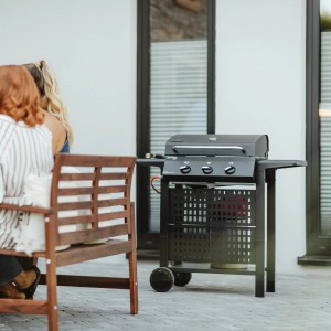 Enders Gasgrill San Diego Next 3, schwarzer Grillwagen mit 3 Brennern und Seitenablagen.