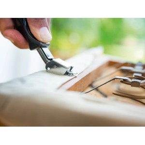 LUX Klammernheber Comfort im Einsatz zum Entfernen von Klammern aus Holz.